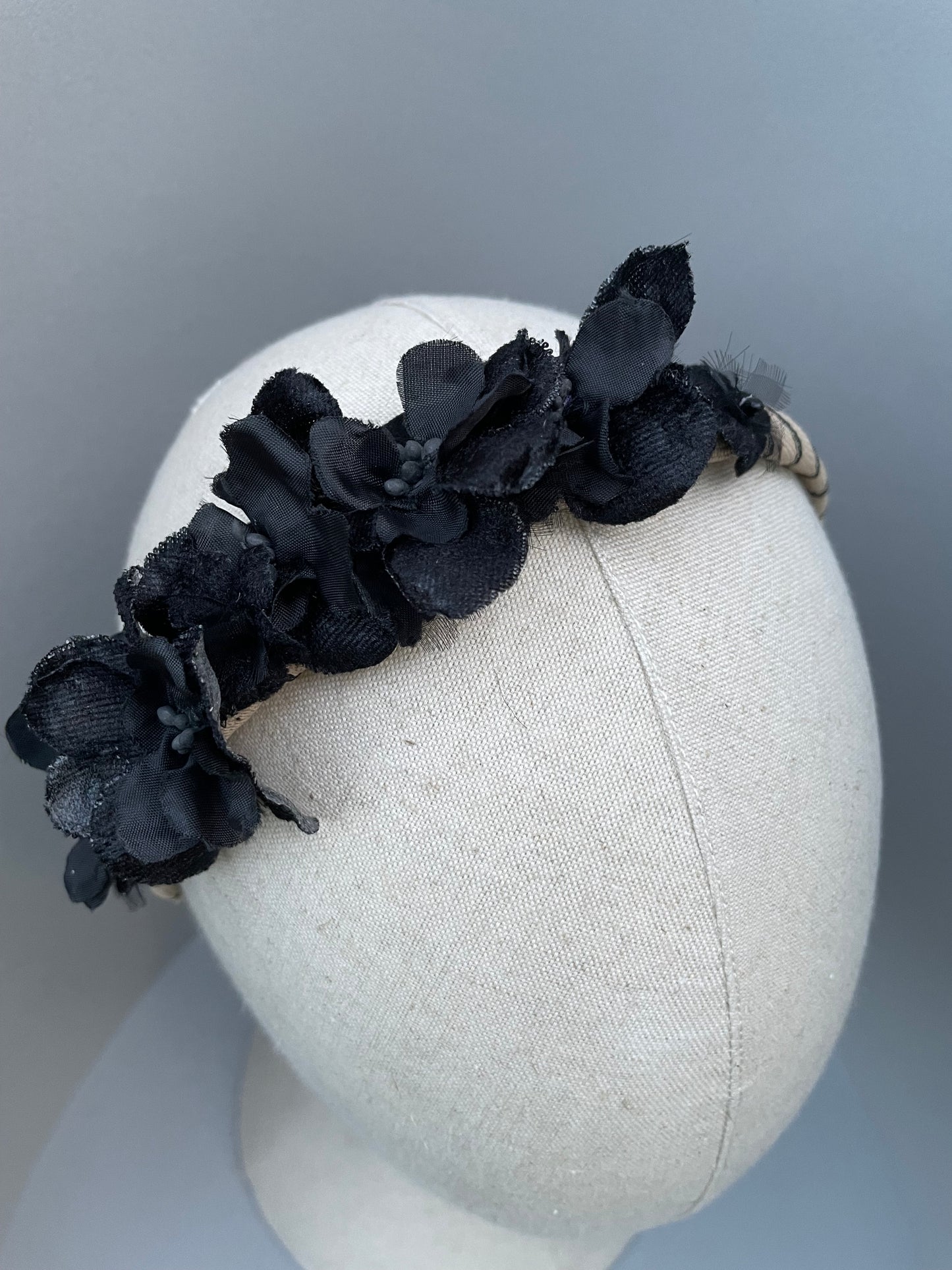 Natural and black slim headband with black velvet and silk flowers